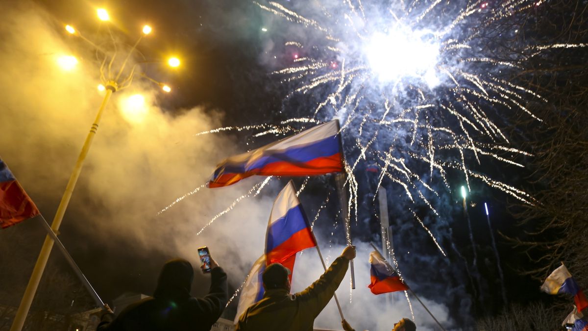 Ohňostroje a šampaňské teče proudem, Doněck slaví uznání nezávislosti